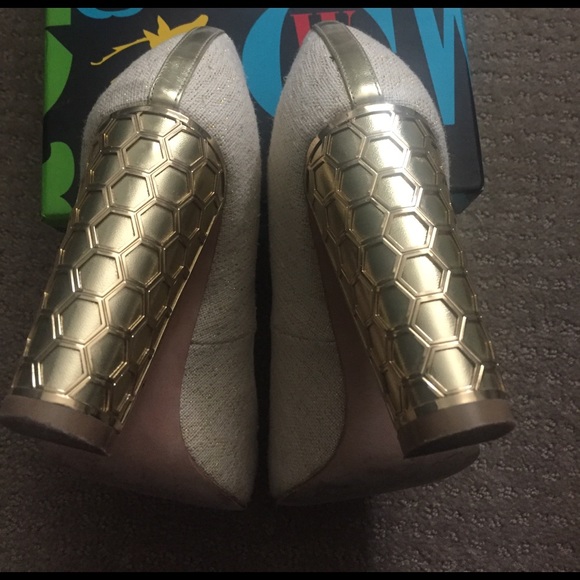 C. Wonder Honeycomb Heels, Size 6 - Picture 4 of 4